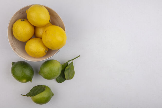 新鲜顶视图复制空间柠檬在碗与石灰在白色背景白顶部空间