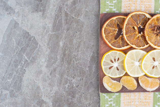 好吃的用桌布把柑橘片放在木板上切片柑橘橙子