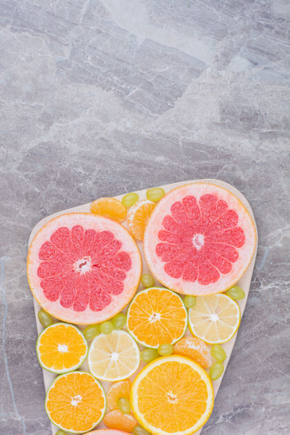 健康一堆水果片和葡萄放在木板上柠檬葡萄柚子