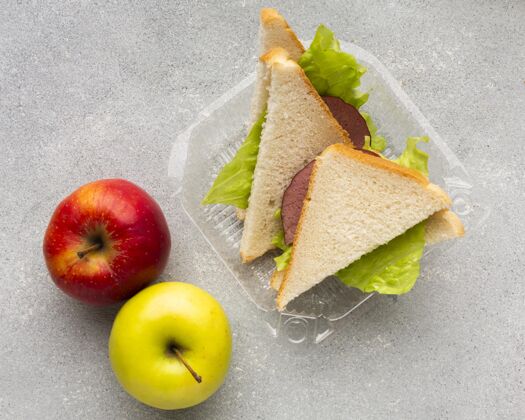 组成俯瞰三明治和苹果的布局分批烹饪美味吃