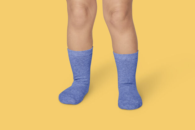 时尚工作室里穿着蓝袜子的孩子休闲腿时尚