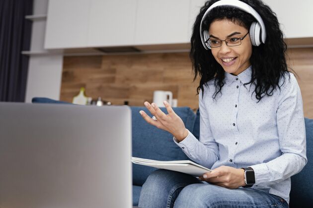虚拟笑脸少女与耳机和笔记本电脑在网上上学课程学习孩子