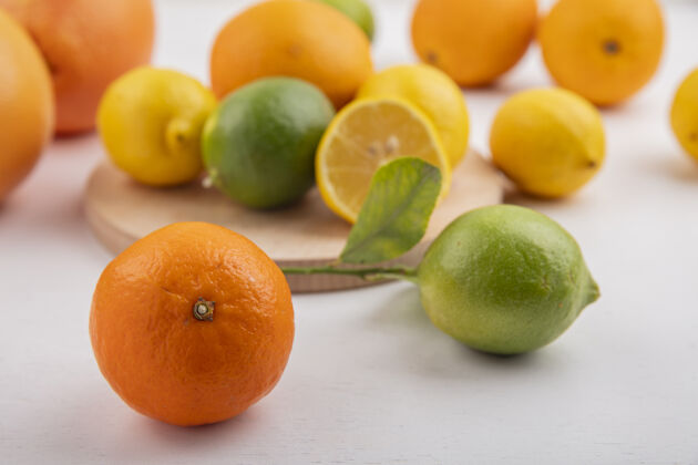 五颜六色前视图橙色与酸橙柠檬和葡萄柚的立场观点立场酸橙