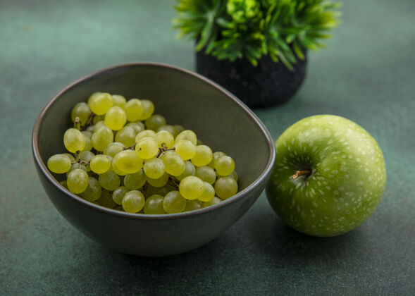 藤蔓绿色背景上绿色的葡萄和绿色的苹果苹果葡萄水果