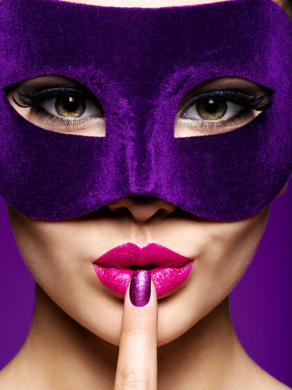 魅力一个戴着紫罗兰色指甲和戏院面具的美丽女人的肖像美女时尚华丽