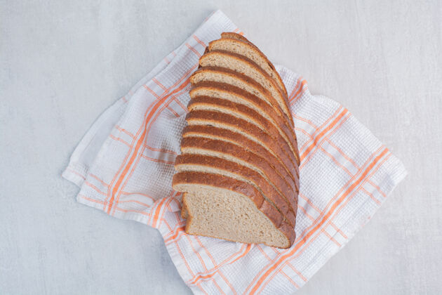 美味在桌布上放几片新鲜的白面包白面包馒头糕点