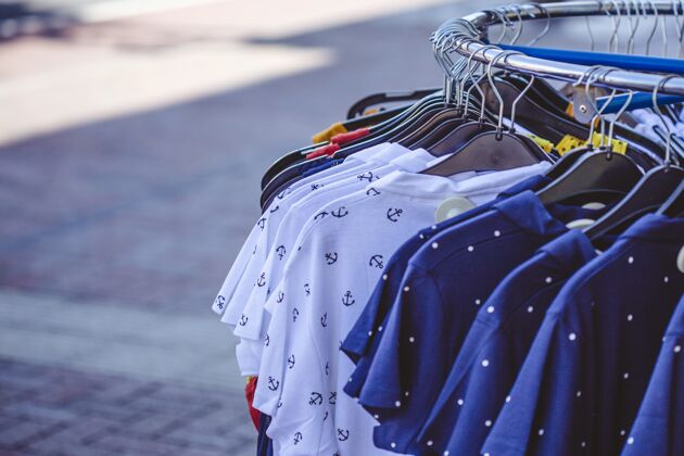 衣架人行道上的衣架上有一些五颜六色的衬衫悬挂男连衣裙