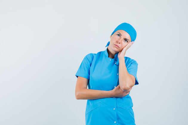 病人女医生穿着蓝色制服 面颊靠在手掌上 看上去很体贴正视图疾病诊断女人