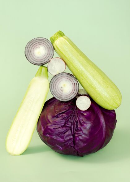 健康洋葱和西葫芦卷心菜的正面图农产品洋葱正视图