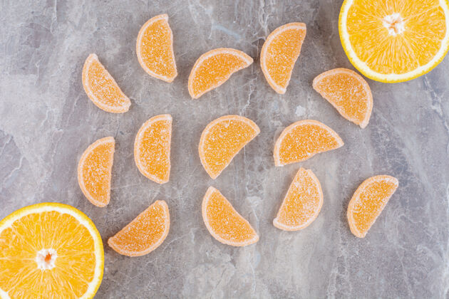 橘子新鲜的橘子片和甜甜的果酱放在大理石背景上食物美味美味