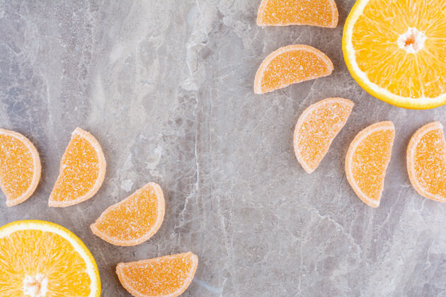 大理石新鲜的橘子片和甜甜的果酱放在大理石背景上糖果水果新鲜