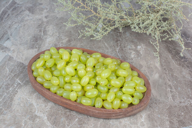 植物一束绿色的葡萄放在木碗里绿色葡萄新鲜
