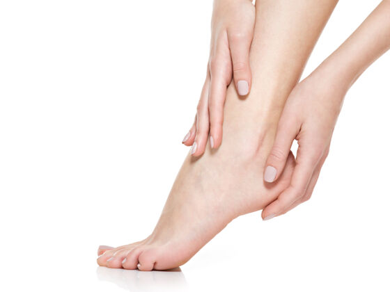治疗美女的脚被隔离在白色上特写脚水疗美甲