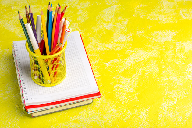 科学前视图彩色铅笔与黄色表面上的复写本彩色彩虹文案