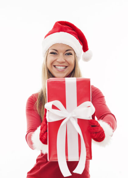 分享手持红色礼物的快乐女人兴奋欢乐圣诞礼物