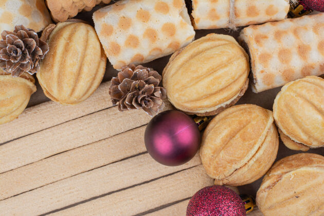 面包房各种饼干和圣诞饰品的特写镜头甜点小吃甜点