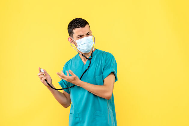 人戴着口罩的医生医生正在思考如何治疗冠状病毒病人壁板医生面具冠状病毒