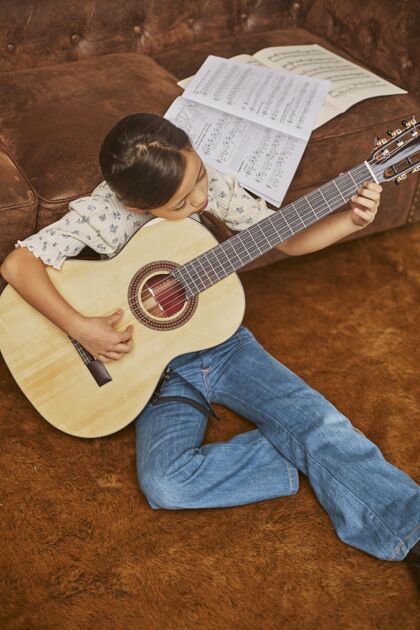 吉他在家学吉他的女孩乐谱乐器天才