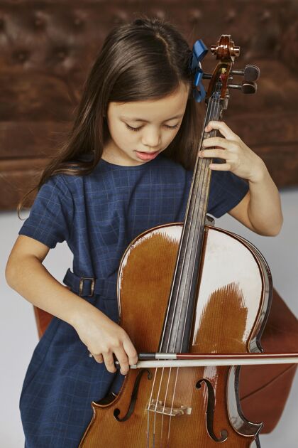 年轻学习大提琴的年轻女孩艺术学习课