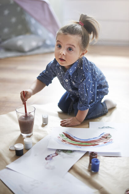 艺术小女孩在画画工艺孩子乐趣