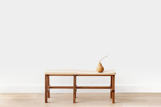 装饰在一间白色的房间里 棕色的梨放在木凳上椅子空白梨