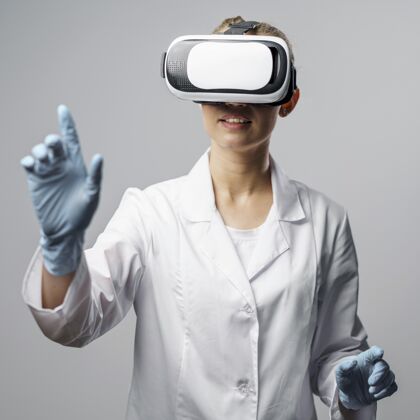 发明家女性研究人员使用虚拟现实耳机的正面视图专家虚拟现实耳机广场