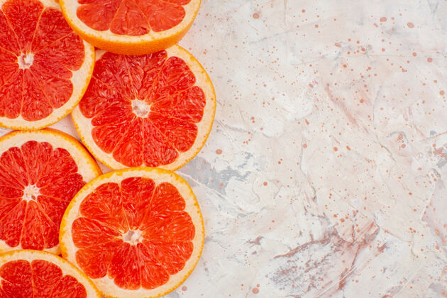切片顶视葡萄柚片裸体表面与自由空间果汁柑橘葡萄柚