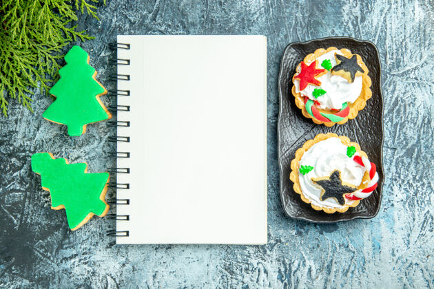 托盘顶视图笔记本小馅饼圣诞树饼干灰表笔记本馅饼饼干