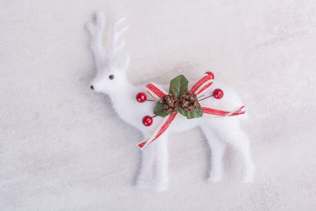 节日白色表面上的圣诞玩具鹿动物冬天鹿