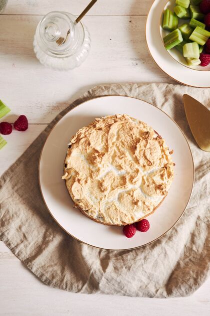 装饰品美丽美味的树莓大黄蛋糕 配料放在桌上食物蛋糕奶油