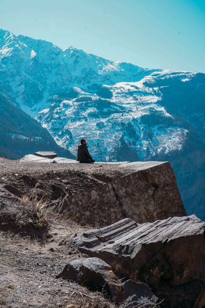 滑雪美丽的风景带着孤独的人看着白雪皑皑的山峦在卡尔帕点峰户外冷