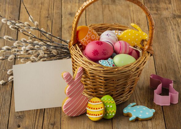 多彩高角度的彩色复活节彩蛋篮子里有兔子和纸节日兔子高角度