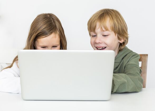 业余爱好年轻的男孩和女孩使用笔记本电脑年轻人孩子年轻人