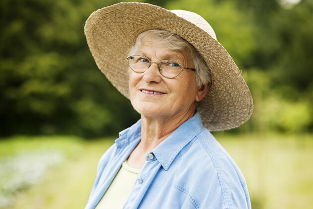 农场老妇人的画像老年人健康园艺