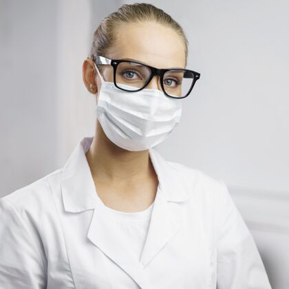 专家戴着医用口罩的实验室女研究员的画像女人研究科学家