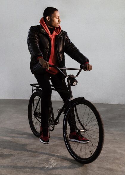 日光骑自行车的人花时间和他的自行车城镇城市车辆