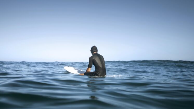 活动坐在水里的人从后面开枪冒险冲浪者冒险