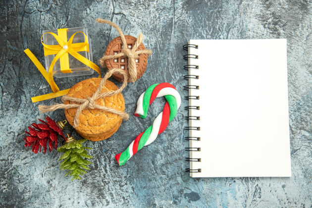 邮件顶视图圣诞礼物绑饼干圣诞糖果一个笔记本在灰色的表面邮戳视图顶部