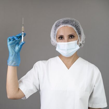 卫生工作者中枪医生带着面罩拿着注射器科学医学护理