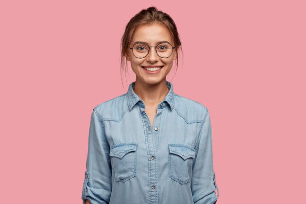 情绪微笑的快乐女人的摄影棚镜头有着动人的外表衬衫人类眼镜