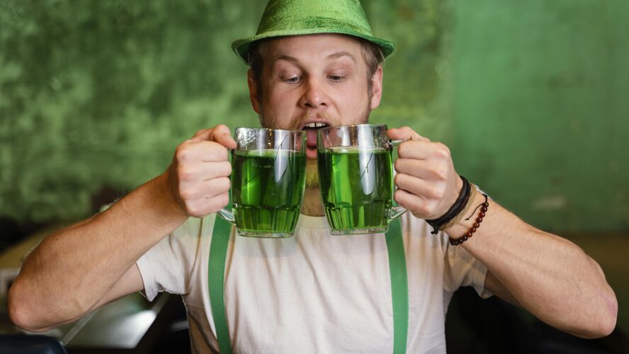 爱尔兰在酒吧喝饮料庆祝圣帕特里克节的快乐男人圣帕特里克日聚会庆祝