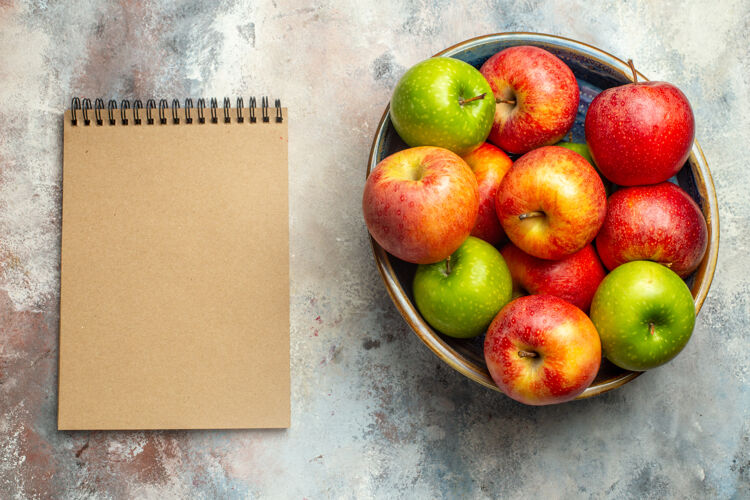 浆果顶视图红色和绿色的苹果在碗笔记本上裸体表面柑橘苹果水果