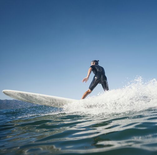 运动员男人骑着他的冲浪板侧视冒险乐趣活跃