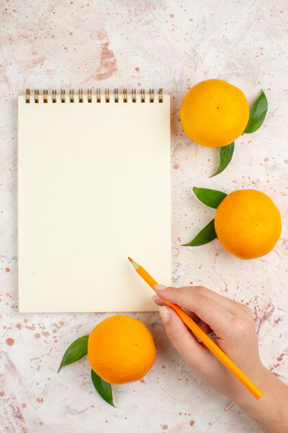 柠檬顶视图新鲜的柑橘笔记本铅笔在女性手上明亮的孤立表面柑橘顶部景观