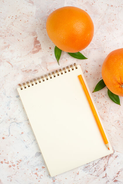 顶部顶视图新鲜橙子橙色铅笔在记事本上明亮的表面柑橘柑橘柑橘
