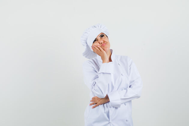 工业女厨师身着白色制服抬头一看 神情沉思沉思帽子菜肴