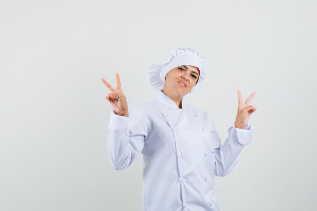 展示身着白色制服的女厨师 展现胜利姿态 神采奕奕烹饪烹饪准备