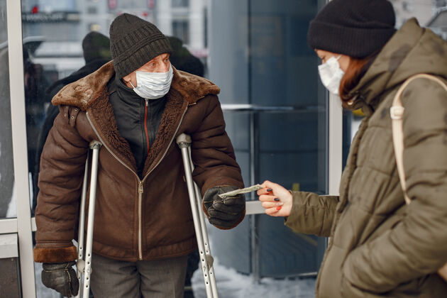 医疗在一个冬天的城市里无家可归有人要食物捐赠面具社会