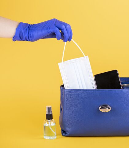 预防带医用面罩和洗手液的钱包正面图病毒防护流行病