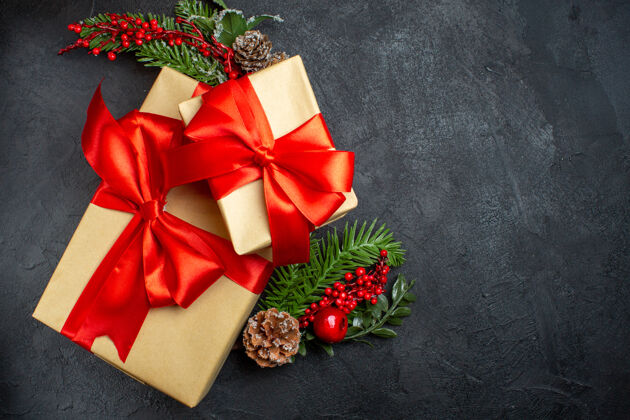 轮子俯瞰圣诞气氛与蝴蝶结形丝带和杉木枝装饰配件的右侧在一个黑暗的背景美丽的礼物视图壁板右边